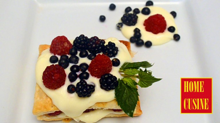 Десерт с бутер тесто, ванилов крем и горски плодове