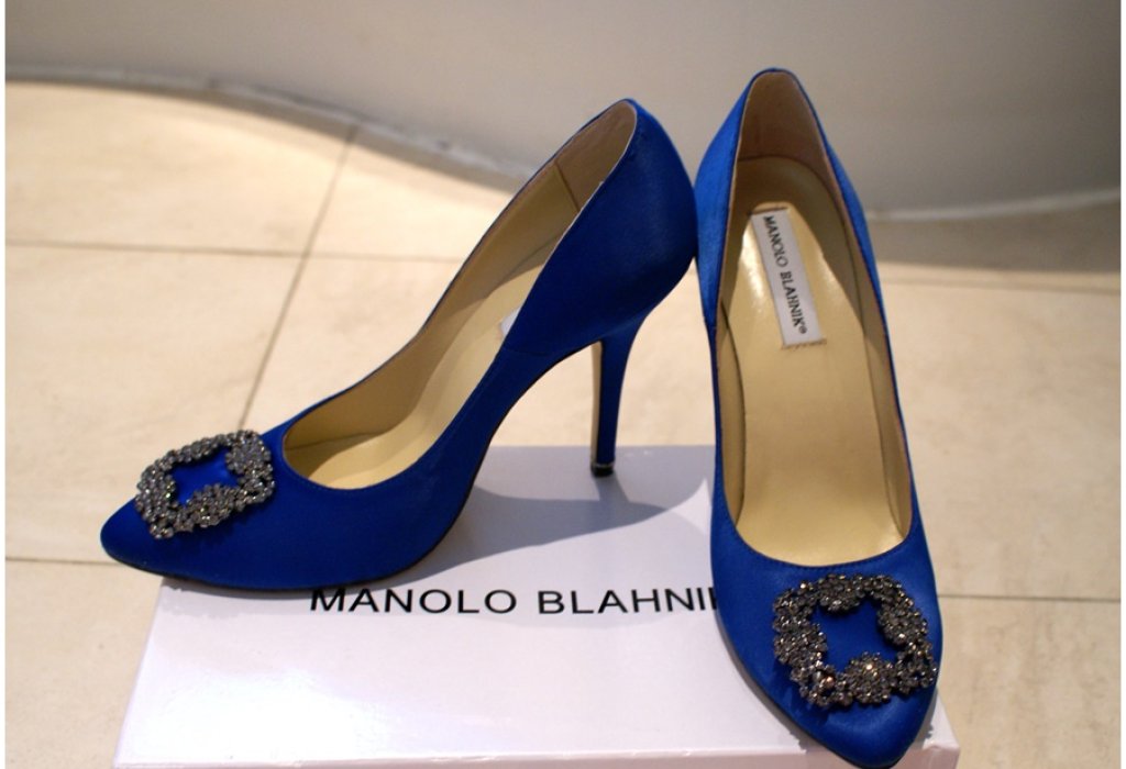 Отново имаме Manolo Blahnik и „Сексът и градът“, аферата там е безкрайна. Този чифт, отново един от най-известните на дизайнера, е носен от Кари Брадшоу в началото на филмът „Сексът и градът“, когато тя и Трузаря излизат на разходка.