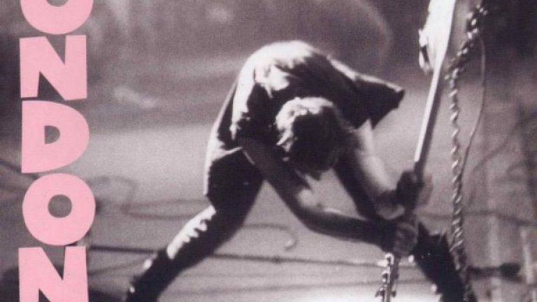 10.) THE CLASH - LONDON CALLING (1979)
Ако Sex Pistols са първата британска пънк-рок банда, то The Clash се превръщат в най-значителната пънк-група. Те се появяват на музикалната сцена като подгряваща група именно на Sex Pistols, но още в началото на турнето се оттеглят и малко по-късно издават първия си албум, а първият им сингъл достига 12-та позиция в английските класации. През 90-те години те направиха един от ключовите хитове на десетилетието "Should I Stay Or Should I Go?", с който провокираха и публиката си, и критиците, че отново ще се съберат, но това така и не се случи. London Calling от 1979 г. дойде с тежка доза от популярните тогава ска и реге. Албумът се превърна в класика, еталон, наречете го както искате.
