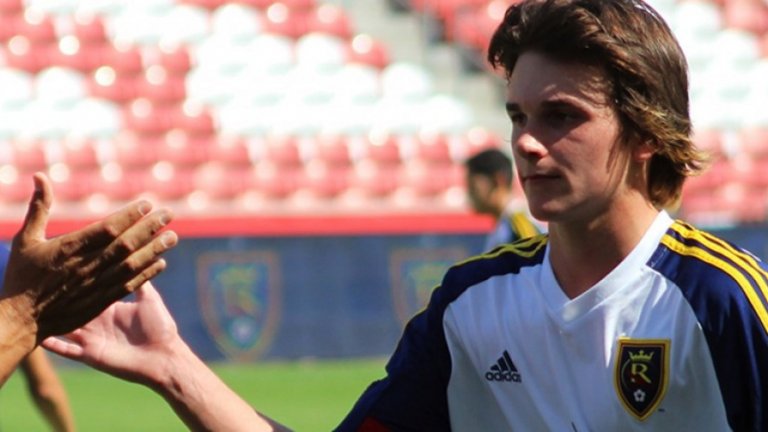 Американски тийнейджър за Байерн Мюнхен
Баварците са близо до финализиране на трансфера на Тейлър Буут от Реал Солт Лейк, съобщава „Кикер“. 16-годишният централен полузащитник е договорил личните си условия с Байерн, но все още не е постигната договорка на ниво клуб-клуб.