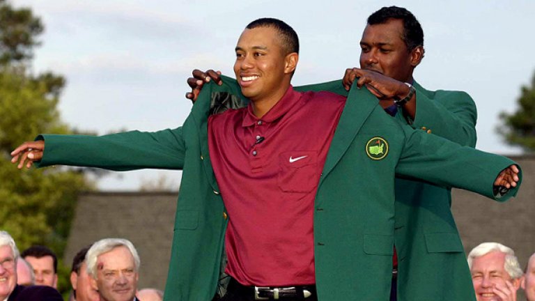 Поредното Зелено сако за Тайгър Уудс от спечеления Мастърс. Най-богатият спортист е и доминант като популярност и успехи в голфа.