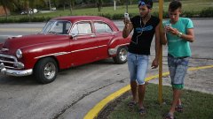 От сряда Google се включи в доставката на безжичен интернет в Куба чрез локален сървър, който осигурява бърз достъп до кеширано съдържание.

На снимката: млади кубинци се възползват от Wi-Fi сигнала от хотел в град Олгин, Югоизточна Куба
