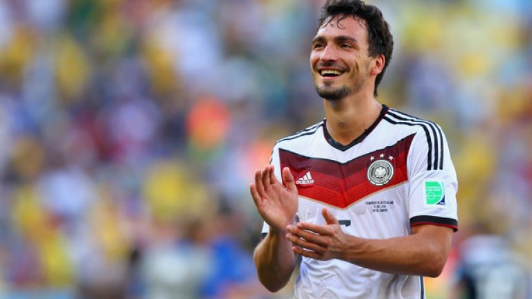 Мат Хюмелс - Борусия Дортмунд
Цена: около 35 млн. евро
Интерес от: Манчестър Юнайтед, Барселона
С основна роля за финала на Борусия в Шампионската лига през 2013-та година, както и неизменен титуляр за Германия по пътя към световната титла. След напускането на Рио Фърдинанд и Неманя Видич, феновете на Юнайтед виждат в него идеалното попълнение. Барселона наблюдава ситуацията около него от миналото лято.