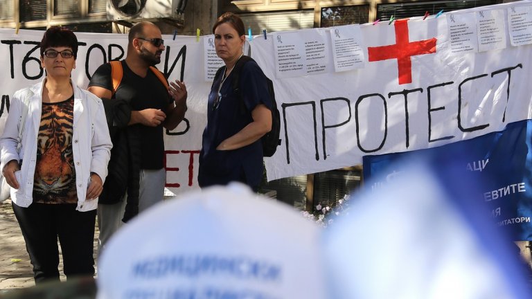 По-рано в сряда протестиращите блокираха кръстовището на бул. "Мария Луиза" и бул. "Александър Стамболийски".