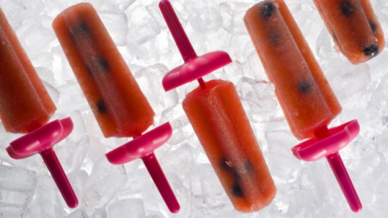 7. Плодова ледена близалка
Леко, но все пак успява да задоволи глада ви за нещо сладко. Миксирайте с блендера половин чаша вода, дузина ягоди (или микс от горски плодове) и заледете във фризера. Пробвайте.