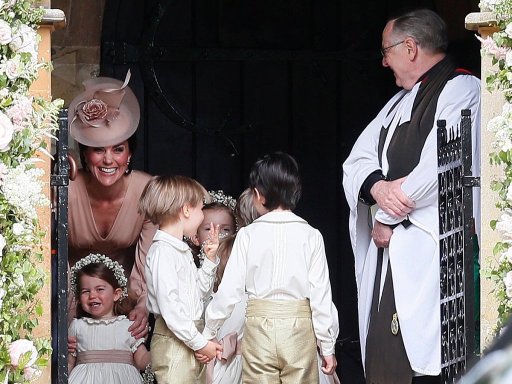 Малко по-късно през лятото се омъжи и сестрата на Кейт - Пипа. На снимката Кейт е повече от щастлива, насърчавайки малката шаферка принцеса Шарлот.