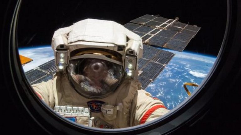 Двама руснаци в открития космос – на живо от НАСА