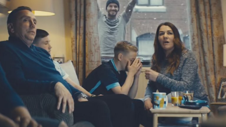 Дейвид Бекъм се радва на гол на Манчестър Юнайтед в градското дерби, преди да е подгонен от кучето на фен на "гражданите"