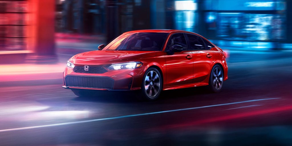 Honda CivicHonda Civic е абсолютната класика при по-компактните седани и новата ѝ версия не разочарова. Имаме лек фейслифт на предницата, двигател със 150 конски сили и още по-мощна хибридна версия. И същия разпознаваем дизайн, разбира се.
