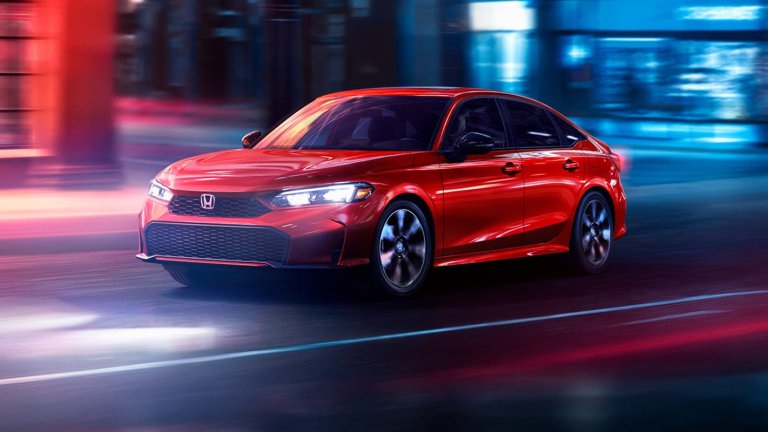 Honda CivicHonda Civic е абсолютната класика при по-компактните седани и новата ѝ версия не разочарова. Имаме лек фейслифт на предницата, двигател със 150 конски сили и още по-мощна хибридна версия. И същия разпознаваем дизайн, разбира се.