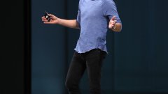 Крис Кокс е един от най-близките сътрудници на Марк Зукърбърг. Двамата са работили заедно от 13 години, като Кокс е един от първите софтуерни инженери в екипа на Facebook. 