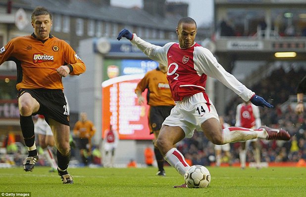 Великият Тиери Анри е безпощаден срещу Уулвърхемптън през 2003 г. на стария стадион "Хайбъри", а Арсенал завърши сезона непобеден.