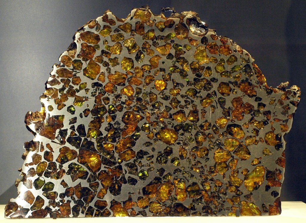 1280px-Pallasite-Esquel-RoyalOntarioMuseum-Jan18-09