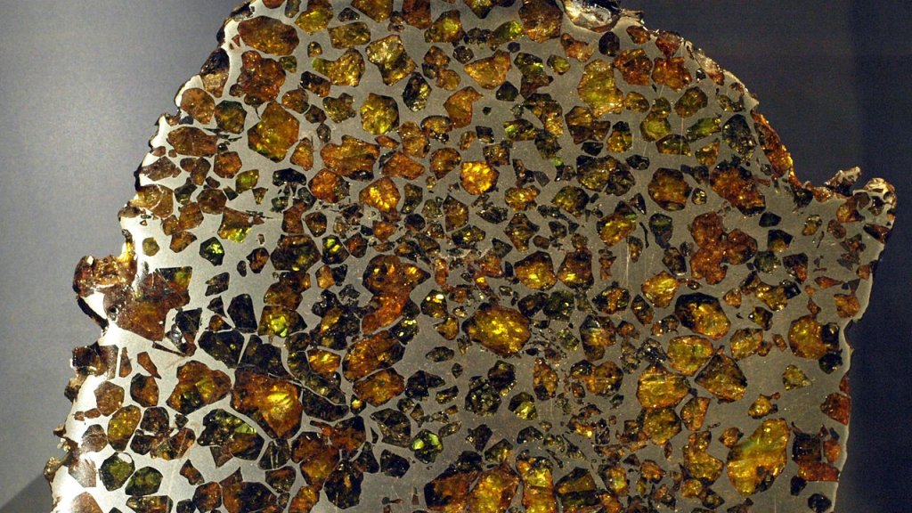 1280px-Pallasite-Esquel-RoyalOntarioMuseum-Jan18-09