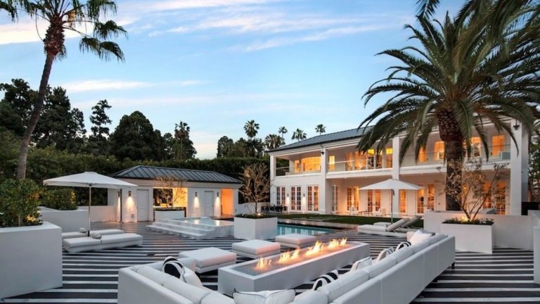 „Замъкът”, както го нарича новия си дом боксьорът, в Бевърли Хилс (Лос Анжелис, Калифорния) разполага с шест спални, осем бани, огромно мраморно стълбище и хол, който е по-голям от лобито на някои хотели.