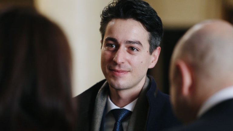 Министърът на "саможертвата", но в името на какво