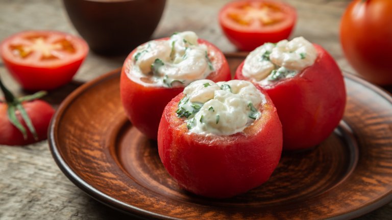 Пълнени домати с яйце и козе сиренеКласическите домати „шмеркезе“ се приготвят с краве сирене, но козето сирене е по-ароматно и запомнящо се. За четири порции се издълбават четири домата и се оставят за малко с долната част нагоре, за да се отцедят. През това време смесваме 300 грама козе сирене, три сварени яйца, три супени лъжици кисело мляко и подправки на вкус – сол, пипер, червен пипер, магданоз. 
Можем да овкусим сместа и с лук, чесън и малко горчица и майонеза. Сместа се мачка лесно с вилица, не е нужно да е фино смляна. Доматите се пълнят и се слагат в хладилник за няколко часа, за да стегне сместа.