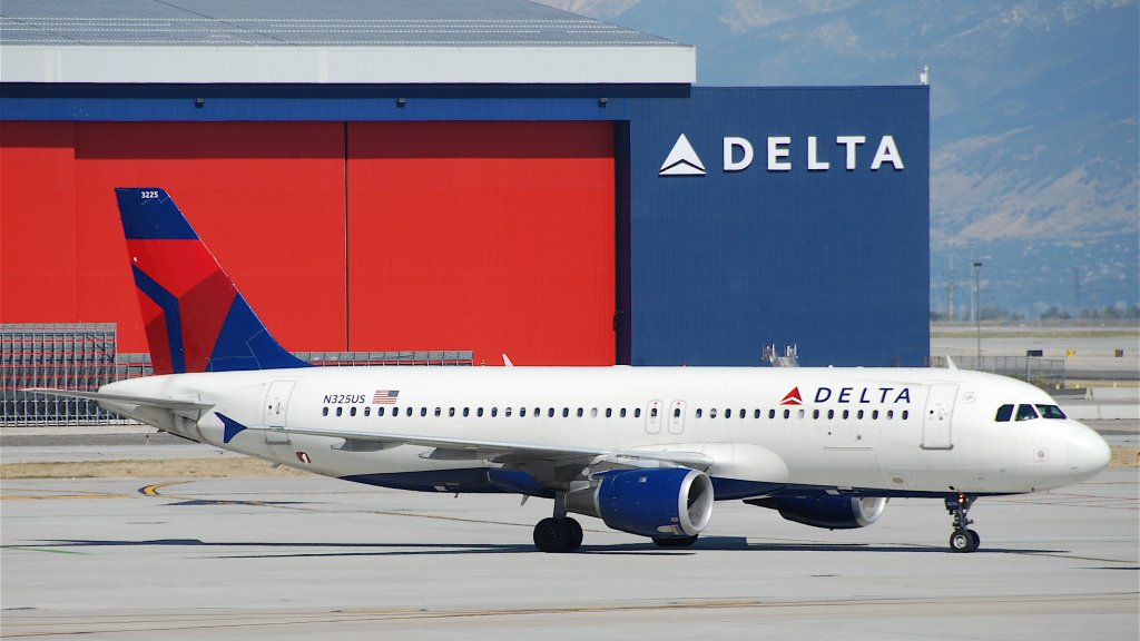 Delta_Air_Lines_Airbus_A320-211;_N325US@SLC;09.10.2011_621dn_(6300478946)