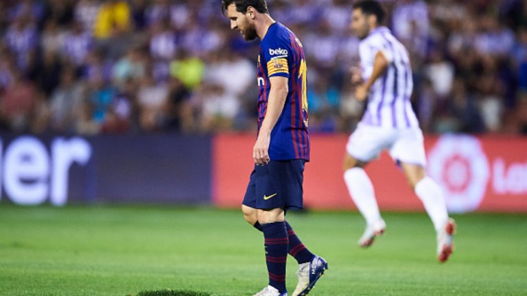 Меси гледа дупките на терена във Валядолид, но основното му притеснение трябва да е свързано с дупката, в която попадна Барселона. И как ще излезе от нея...