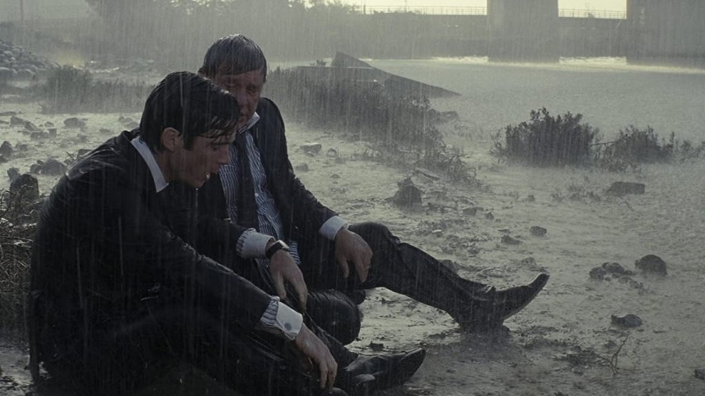 "Генезис"/ InceptionЗа филма на Нолан има цели академични трудове, но той самият признава, че не е чел нищо за сънищата, преди да снима, а е стъпвал само върху личния си опит. Резултатът е доста комплексен и работи със съня и символния им прочит на няколко нива, а по тази причина в Япония излъчват филма заедно с пояснение в ъгъла, което ориентира зрителите на кой етап точно се намират. Иначе прочетохме също така, че "Генезис" е дълъг точно 2 часа и 28 минути като референция към песента на Едит Пиаф "Non, je ne regrette rien", която продължава 2 минути и 28 секунди и която героите във филма чуват всеки път, преди да се събудят.