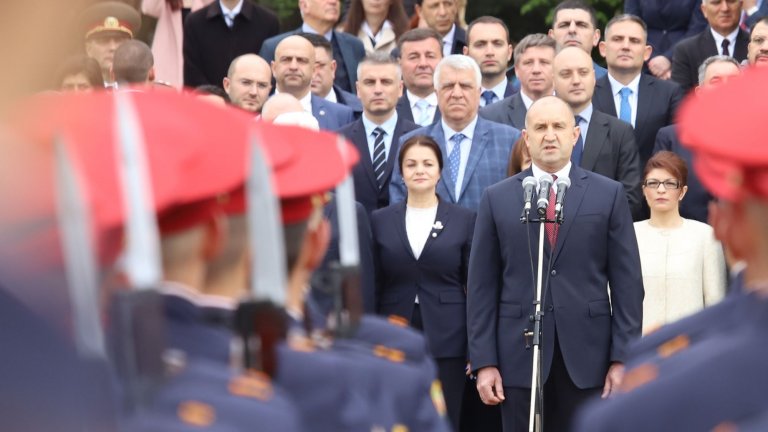 Военният парад за Деня на храбростта в СНИМКИ
