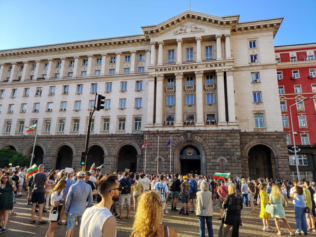 Първи протест срещу кабинета "Радев" се събра в Триъгълника на властта (снимки)