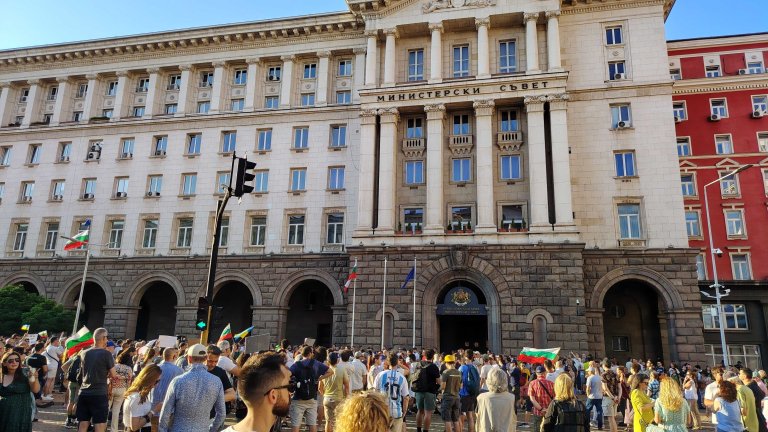 Първи протест срещу кабинета "Радев" се събра в Триъгълника на властта (снимки)