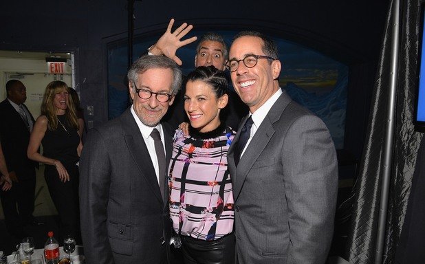 Джордж Клуни разваля снимката на Стивън Спилбърг с комика Джери Сайнфилд и съпругата му Джесика