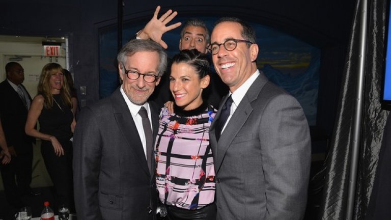 Джордж Клуни разваля снимката на Стивън Спилбърг с комика Джери Сайнфилд и съпругата му Джесика