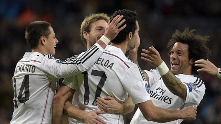 Съотборниците на Арбелоа го поздравяват след третия гол за Реал срещу Лудогорец