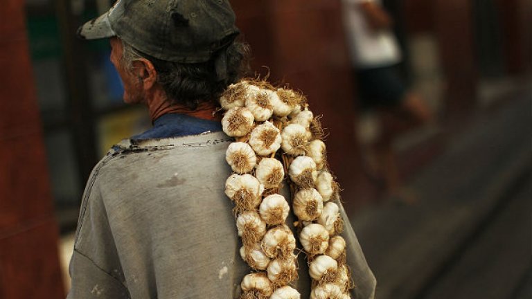 Контрабандата на зеленчука прави някои хора богати, но европейските производители изнемогват под натиска на Китай