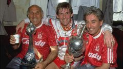 Ливърпул не е печелил титлата на Англия от 1990 г. (на снимката мениджърът тогава Кени Далглиш с асистентите му Рони Моран и Рой Евънс). И въпреки това е начело на класацията.