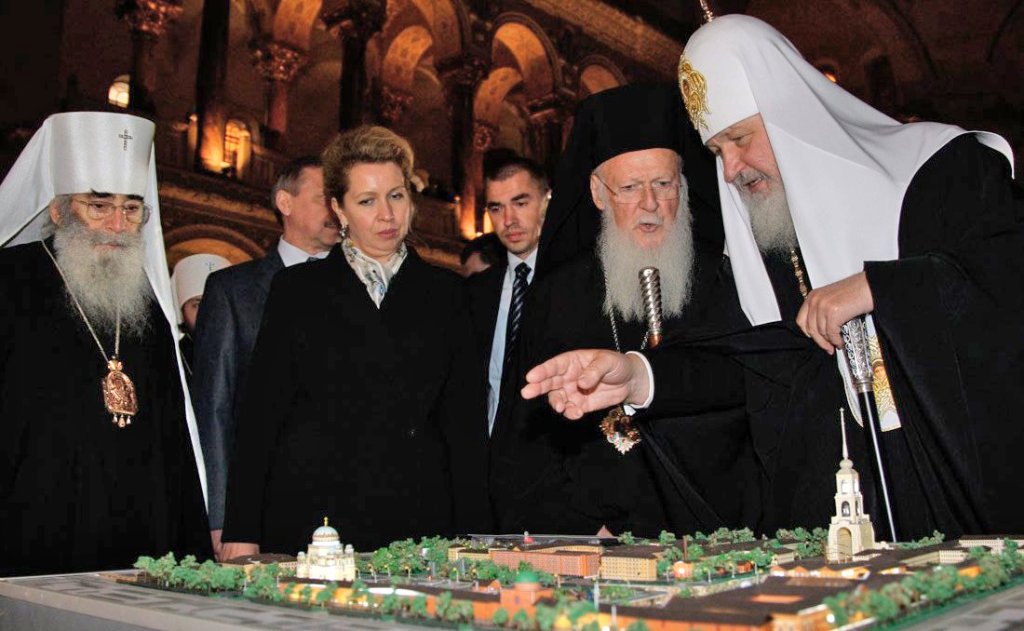 Patriarch_kirill,_patriarch_bartholomew_and_metropolitan_vladimir_watch_the_schema_of_Kronstadt