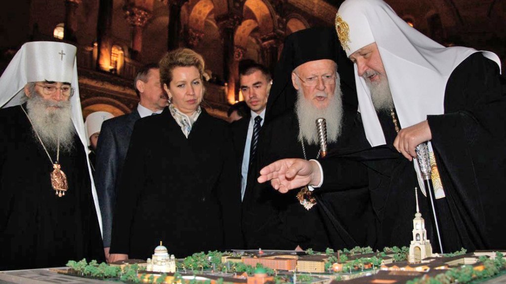 Patriarch_kirill,_patriarch_bartholomew_and_metropolitan_vladimir_watch_the_schema_of_Kronstadt