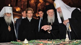 Patriarch_kirill,_patriarch_bartholomew_and_metropolitan_vladimir_watch_the_schema_of_Kronstadt
