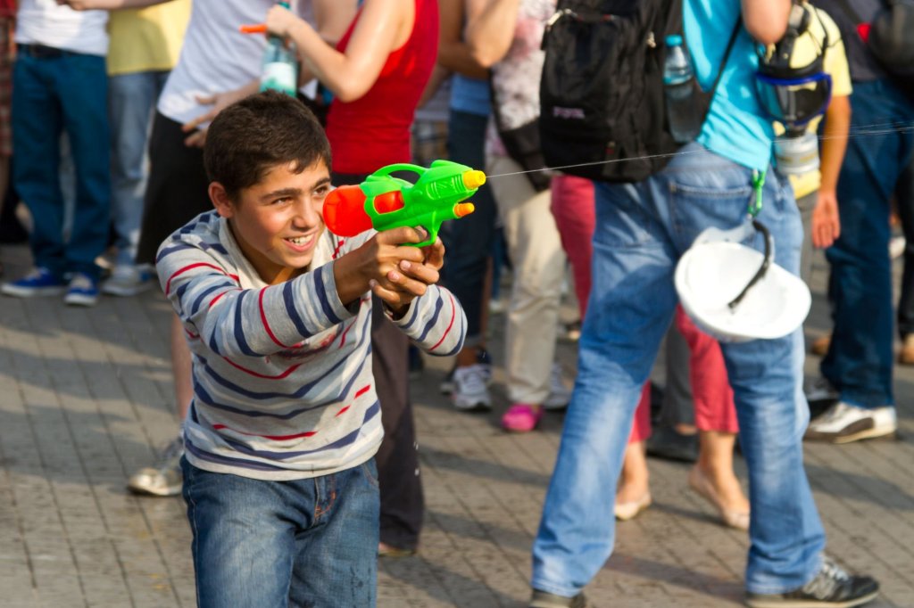 2023 г. - Нърф пистолет

Нърф пистолетът е популярна детска играчка за стрелба с меки, дунапренови стрели. Подходящ е за забавни игри в дома или навън. Развива координацията и подвижността на децата, без риск от наранявания.