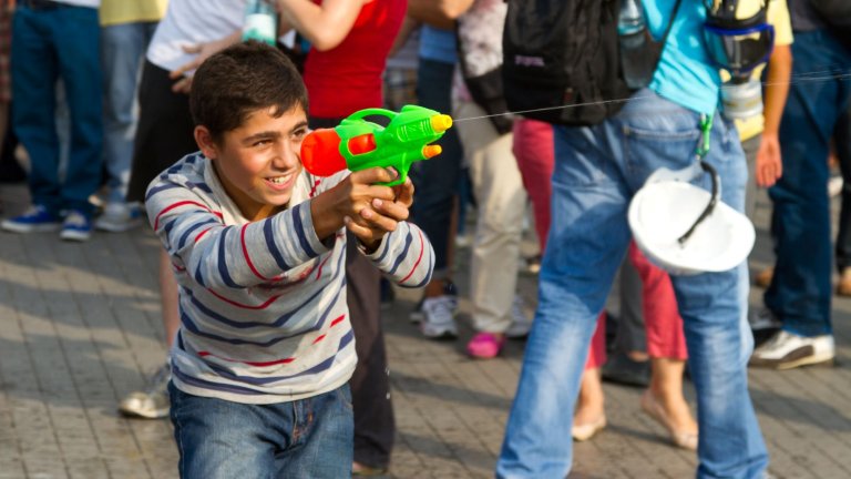 2023 г. - Нърф пистолет

Нърф пистолетът е популярна детска играчка за стрелба с меки, дунапренови стрели. Подходящ е за забавни игри в дома или навън. Развива координацията и подвижността на децата, без риск от наранявания.