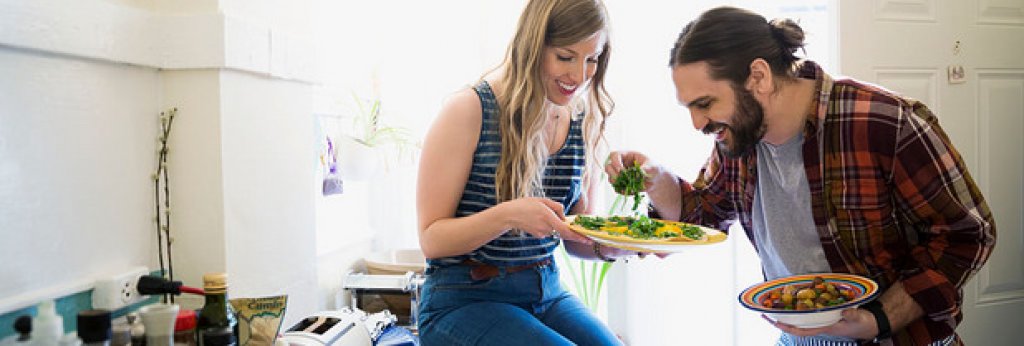 2. Не приготвяте храната си предварително
Предварителната подготовка на храната е ключов елемент за постигането на фитнес цели. Приготвяйте храната си за няколко дни напред или поне за един цял ден. Друг съвет, който може да помогне е да не съхранявате джънк храна. Ако около вас няма нездравословни храни, а тези, които са ви нужни са предварително приготвени, шансът да нарушите диетата си ще е значително по-малък. Ако се провалите в планирането, то планирате провала си.