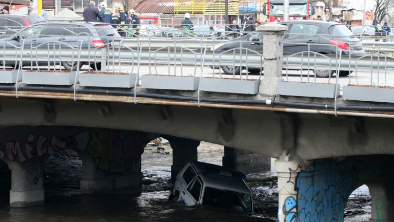 Патрулка падна във Владайска река
