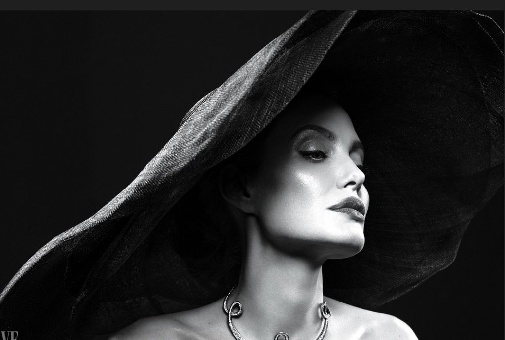 Анджелина Джоли няма как да бъде пропусната в този списък от красиви и известни майки със своите 6 деца, на които се е отдала изцяло след развода с Брад Пит.