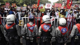 Шест известни личности също са били задържани и срещу тях има повдигнати обвинения в подбудителство на бунтове