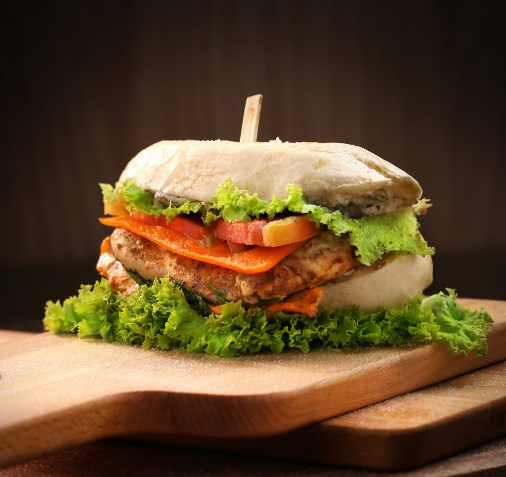 Вегетариански бургерСлед като го няма мазното препечено кюфте, значи е по-диетично и можем да се поглезим, нали така? Всъщност има случаи, в които кюфтето от месо е по-добра идея, ако не спазвате изрично вегетариански или веган режим. Веджи бургерът се прави обикновено от продукти с огромно съдържание на въглехидрати – нахут, варива, грах и царевица. Ако пък е от верига за бързо хранене, вътре със сигурност има и щедра доза консерванти и оцветители.