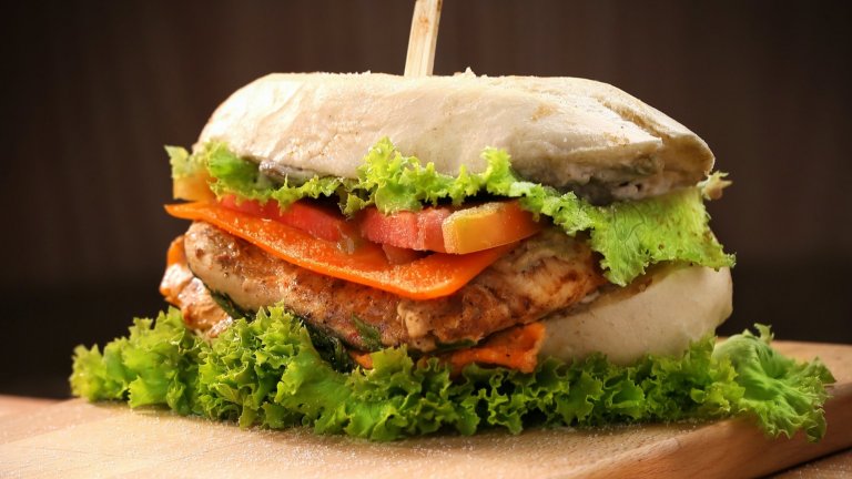 Вегетариански бургерСлед като го няма мазното препечено кюфте, значи е по-диетично и можем да се поглезим, нали така? Всъщност има случаи, в които кюфтето от месо е по-добра идея, ако не спазвате изрично вегетариански или веган режим. Веджи бургерът се прави обикновено от продукти с огромно съдържание на въглехидрати – нахут, варива, грах и царевица. Ако пък е от верига за бързо хранене, вътре със сигурност има и щедра доза консерванти и оцветители.