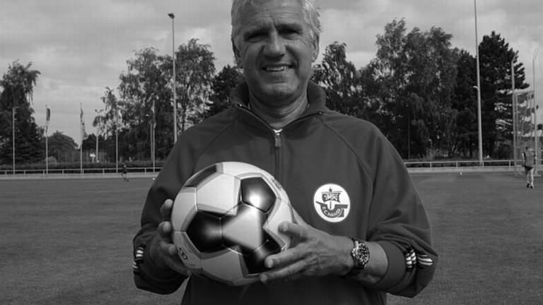 Той беше национален предател. Щази преследваше семейството му и го отрови. Но не го отказа от футбола