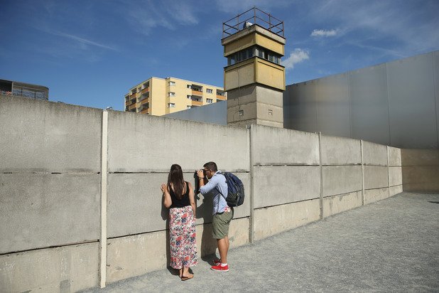 Туристи посещават Стената откъм източната част