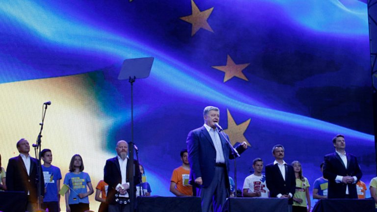 Според Порошенко отпадането на визите е повече от Новогодишен празник, защото отбелязва "разрива с Руската империя" и на "украинския демократичен свят с авторитарния руски свят".