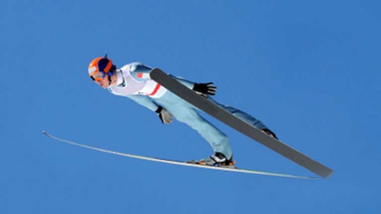 В 19:30 часа започват квалификациите по ски-скок с участието на Владимир Зографски.