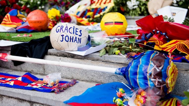 Паметниците на холандеца бяха отрупани с футболни атрибути, цветя и свещи. Но като че ли най-много бяха близалките Chupa-chups...