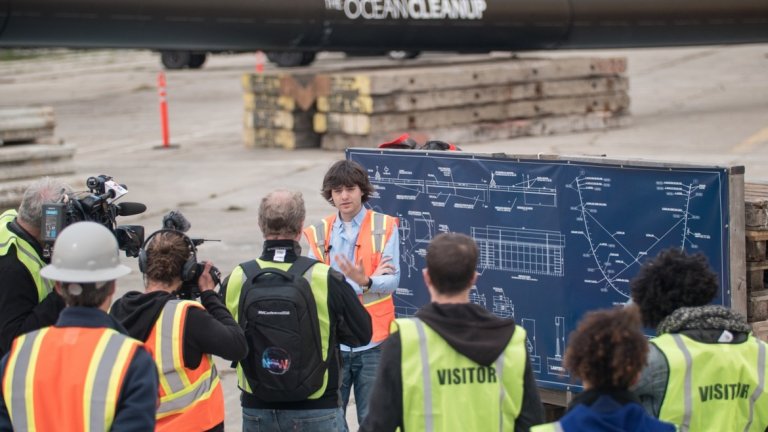 В подхода си Слат напомня на Илон Мъск, от когото черпи вдъхновение. Разликата? Младият мъж е доста по-разбран и симпатичен.