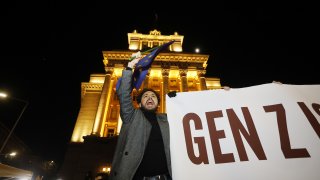 Десетки хиляди напълниха района около Народното събрание